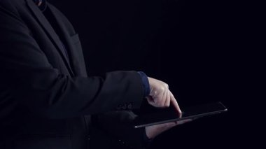 İş adamı B2B peyzajında geziniyor, iş-iş bağlantılarını geliştirmek için kullanım teknolojisi kullanıyor. B2B etkileşimini yeniden şekillendiren keşifler, iş-iş stratejilerinde yenilikleri yönlendiren araçlar. Kullanıcı Kimliği