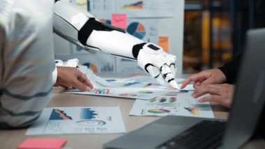 Yapay zeka destekli çözümlerin analitikleri rafine etme, tahminleri iyileştirme ve stratejik içgörüleri optimize etmede profesyonellere yardımcı olduğu modern bir iş ortamı. Noogenesis Yapay Zeka