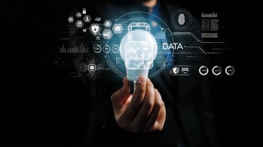 Profesyonel bir el, fütürist grafik arayüzleriyle dolu yüksek teknolojili bir dijital ortamda veri güvenliğini temsil eden parlayan bir asma kilit sembolü tutar. Dörtgen