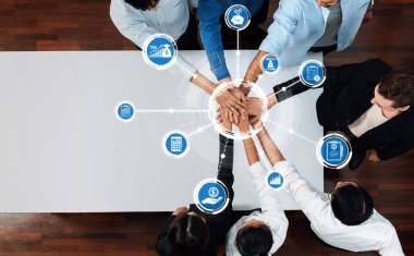 Finansı, vergiyi ve iş stratejisini temsil eden dijital simgelerle çevrili, takım çalışması yoluyla birleşmiş çeşitli bireylerin dinamik genel bakış açısı, modern işbirliğini gösteriyor. Dostluk