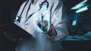 Hastanedeki bulanık geçmişi olan hasta semptomlarını analiz etmek için insan kalbi hologramına işaret ederken, elinde tablet bulunan profesyonel doktorları kapatın. Teknoloji yeniliği konsepti. İyileştirici.