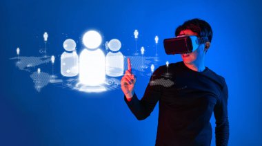 Sanal gerçeklik ekipmanı takan, küresel ağ ve iletişimle ilgilenen, teknoloji ve sosyal etkileşimin karışımını vurgulayan dinamik bir sahne. XDMCP