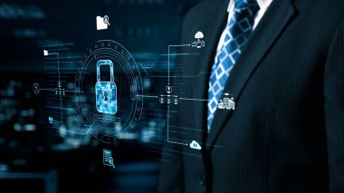 Takım elbiseli profesyonel bir işadamı, siber güvenlik ve bilgi korumasının önemini gösteren dijital güvenlik simgeleriyle çevrili modern bir ofiste duruyor. Dörtgen