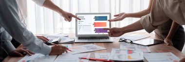 Şirket işleri için canlı bilgisayar yazılımının müşteri deneyimi ve gözden geçirme analizi