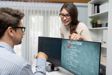 Pazarlama stratejisi planlaması için canlı yazılım bilgisayarında müşteri memnuniyeti ve değerlendirme analizi