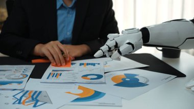 Yapay Zeka ve Veri Analizi Çizelgeleri ile İş Toplantısı Masa, Robotik El Raporları ve Grafiklerle Profesyonel İnsan Yardımcılığı. Yaratılış