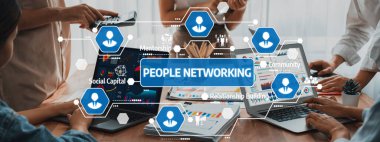 Panorama analist ekibi, FBI Fintech 'i kullanarak dizüstü bilgisayarla mali raporu analiz ediyor. İş adamları iş görüşü için dizüstü bilgisayarda gösterilen kontrol panelini inceliyor. Dostluğu İncele