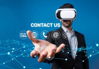 Sanal gerçeklik teçhizatındaki profesyonel bir birey, müşteri hizmetleri için modern iletişim yöntemlerini sergileyen dinamik bir arayüzle etkileşime geçer. XDMCP