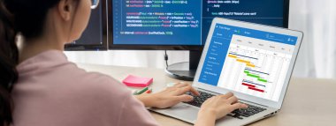 Ekip projesinin zaman çizelgesini gösteren bilgisayar ekranında canlı iş projesi yönetimi için proje planlama yazılımı