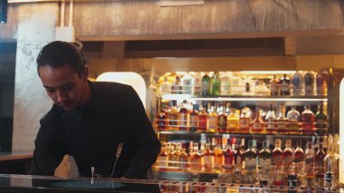 Asyalı barmenin karışık kokteyl likörünü likör karışımına katması, özel reklamı yaratıcı, canlandırıcı, bar lüksünde canlandırıcı bir vitrin haline getiriyor. Vinosity.