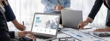 İş zekası ve veri analizi kavramı. Analizci ekibi laptop ekranında finansal veri analizi üzerinde çalışıyor. Etkili iş stratejik planlama için pazarlama göstergesi olarak. İçgörü