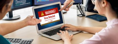 Bilgisayar ekranındaki virüs uyarısı canlı siber tehdit, hacker, bilgisayar virüsü ve kötü amaçlı yazılım tespit etti