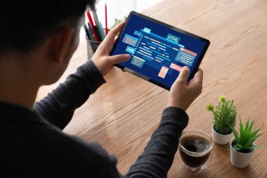 Yeni uygulama geliştirme için HTML, Python, Java ve C gibi çeşitli programlama dillerinin kodlama ekranı ile yazılım geliştirme veya programlama çalışmaları
