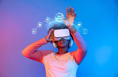 Genç bir kadın sanal bir gerçeklik ortamı keşfediyor, çevrimiçi iş, yenilik ve dijital etkileşimle ilgili veri odaklı kavramlarla ilgileniyor. XDMCP