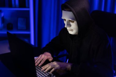 Beyaz suçlu anonim maskesi kodlama şifrelemesi yüklüyor. Programlama ile güvensiz mahremiyet sağlamaya çalışıyor. Bilgisayardan fidye için büyük bir veritabanı almaya çalışıyor. Bireysel.