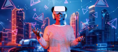 Gelecekçi şehirde dikilirken gözlüklü ve günlük giysiler giyen Afrikalı bir kız. Meta evrene erişen arttırılmış gerçeklik teknolojisini kullanarak oyun oynayan çekici bir oyuncu. Yapay zeka konsepti.