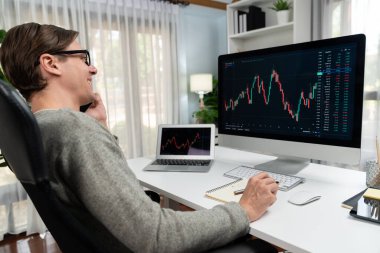 Akıllı borsa yatırımcıları bilgisayar ve laptop ekranından ilginç borsa takası seçmek için komisyoncuları arıyor, modern işyerindeki veri grafiğine gerçek zamanlı olarak bakıyor. Bireysel.