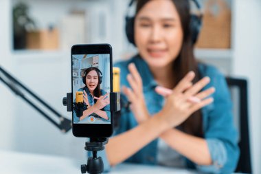Yaratıcı yayıncı genç ve güzel Asyalı 'nın sunucu kanalındaki seçici odaklı telefon stüdyodaki dinleyiciyle günlük hayatta pazarlamayı veya danışmanı desteklemek için online olarak konuşuyor. Taktik.