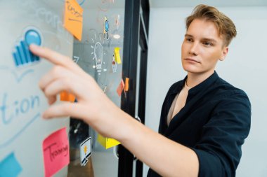 Kafkasyalı profesyonel iş adamının zihin haritası ve renkli yapışkan notlar kullanarak iş pazarlama fikrini kendine güvenle sunuşunun yakın görüntüsü. Proje konseptini başlat. Portre. Tertemiz..