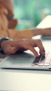İş adamlarının el yazısıyla yazışmalarını ve aktif çalışmalarını yakından çek. Arama merkezi, tele pazarlama, müşteri destek acentesi telefon görüşmesinde hizmet sunar.