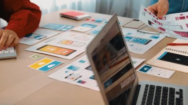 Mobil uygulama ya da web sitesi için kullanıcı arayüzü prototipi planlayan şirket çalışanlarının panorama videosu. UX UI tasarım beyin fırtınası kullanıcı dostu arayüz planı tasarlıyor. Sinerjik