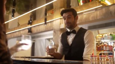 Lüks barlarda cin kokteyli ya da tonik servisi yapan akıllı barmenlere odaklanmak, sıcak gece kulübünün ışıklandırma atmosferinde VIP müşteri çiftleriyle canlı sohbetler yapmak. Vinosity.