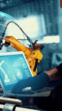 Akıllı endüstri robotu dijital fabrika teknolojisi için modernizasyonu silahlandırıyor. Sanayi 4.0 veya 4. endüstriyel devrim ve IOT yazılım denetim işlemleri otomasyon üretim süreci kavramı .