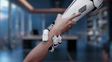 Modern bir ofis sahnesi, insan eline uzanan bir robot eli yakalar, yenilikçi işbirliğini ve iş dünyasındaki teknolojinin potansiyelini sembolize eder. Auvana