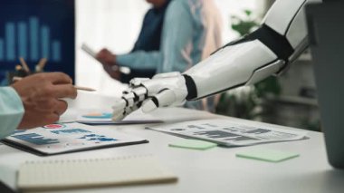 AI güdümlü asistanların veri analizlerinin rafine edilmesine, pazarlama stratejilerinin optimize edilmesine ve işyeri verimliliğinin artırılmasına yardımcı olduğu bir şirket toplantısı. Noogenesis Yapay Zeka