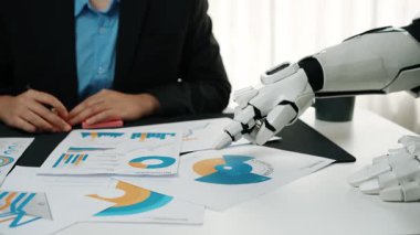 Temel iş ölçümlerinin değerlendirilmesi, finansal tahminlerin optimize edilmesi ve kurumsal stratejilerin geliştirilmesi konularında profesyonelleri destekleyen yapay zeka destekleyici asistanlar. Noogenesis Yapay Zeka