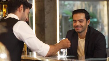 İçecek tezgahında limonlu dilimlenmiş limonlu gazoz ya da gazlı içecek, VIP müşterilere lezzet tatmak için hoş geldiniz. Barmen özel köpüklü liste menüsü tavsiye ediyor. Vinosity.