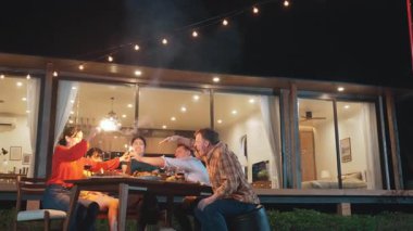 Mutlu aile, gece kutlama partisinde parlayan maytap tutuyor. Sevgili üyemiz birlikte kıvılcım oynamaktan hoşlanıyor. Nesiller arası uçurum için açık hava aktivitesi aile bağını güçlendirir. Uyumsuzluk.