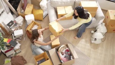 Kutuyu taşıyan kızın en iyi görüntüsü ve kutuyla çevrili oturma odasına oda arkadaşını göndermesi. Çekici lezbiyen yeni eve taşınırken aynı zamanda yeni eve taşınıyor. Kız aşkı. Myrmidon.