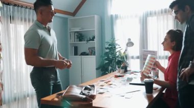 İşadamı logosu grafiği çizerken proje yöneticisinin birlikte çalışıp renk paletlerine bakarak beyin fırtınası yapma fikrini kapatın. Rengi birlikte seçen profesyonel bir iş adamı. Sempozyum.