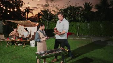 Aile birlikte bahçede kamp kurar, baba ve kız aile bireyleri için ızgara yapar. Doğayla iç içe olmak için açık hava kamp aktiviteleri ve genç nesil çapraz kuşaklarla zaman geçirmek için. Uyumsuzluk.