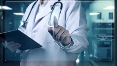 Yetenekli doktor tabletini kapat ve bulanık bir geçmişi olan beyin hologramına işaret et. Tıp çalışanı beyin anatomisine tıklayarak tableti kontrol ediyor. İyileştirici.