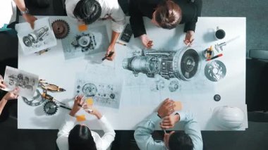 Türbin motor dizaynını gösteren ve konuşan profesyonel mühendisin zaman atlaması. Yetenekli tasarımcı veya teknisyen grubunun hava görüşü elektronik jeneratör inşaatını açıklıyor. Hizalama.