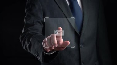 İş adamı e-posta kutusunu kontrol ediyor, daha iyi verimlilik için mesajları düzenliyor ve önceliklerini belirliyor. Etkili iletişim için akıllı e-posta teknikleri öğren. Kullanıcı Kimliği