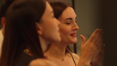 Güzel bir kadın, elinde bir bardak hindistan cevizli, köpüksüz içecek olan bir arkadaşıyla karışık çarkıfelek meyveli kokteyli hazırlıyor. Gece kulübü tezgahı partisinde canlı bir sohbete girişiyor. Vinosity.