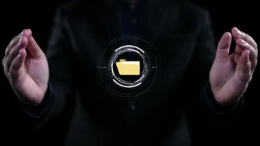 Verimli çalışma süreçleri için çevrimiçi belge dizinlerini yöneten iş adamı. Tüm önemli çevrimiçi belgelerinize kolayca güvenli ve hızlı bir şekilde erişim sağlayın. Kullanıcı Kimliği