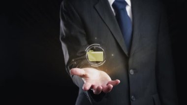 Verimli çalışma süreçleri için çevrimiçi belge dizinlerini yöneten iş adamı. Tüm önemli çevrimiçi belgelerinize kolayca güvenli ve hızlı bir şekilde erişim sağlayın. Kullanıcı Kimliği