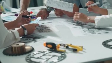 Mühendisin, toplantı masasındaki türbin motorunu ekipmanla gösteren üst düzey görüntüsü. Profesyonel proje yöneticisinin elektronik jeneratör sistemi hakkında konuştuğu ve tartıştığı hava görüntüsü. Hizalama.