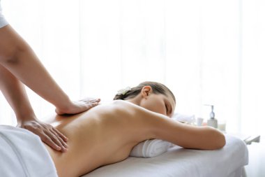 Kafkasyalı kadın müşteri stres önleyici spa masajının keyfini çıkarıyor ve lüks otel ya da oteldeki gündüz açık ortam güzellik salonunda güzellik teniyle eğleniyor. Sessiz.
