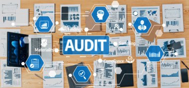 Denetim sürecine odaklanmış çeşitli analitik çizelgeler, veri raporları ve teknoloji araçlarının yer aldığı canlı bir çalışma alanı, anahtar uyumluluğu ve operasyonel ölçümleri gösteriyor. Dostluk