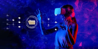 Bir kullanıcı, canlı mor bir arka plan karşısında dijital veri dizinleri ve yönetim sistemleri ile etkileşime giren, modern teknolojiyi gösteren son teknoloji ürünü bir sanal gerçeklik arayüzü ile bağlantı kurar. XDMCP