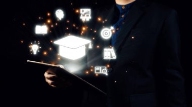 Profesyonel bir adam elinde tablet olan koyu renk bir takım elbiseyle güvenle ayakta duruyor. Etrafında eğitim, yenilik ve modern toplumu temsil eden parlak ikonlar var. Dörtgen