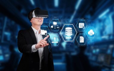 Bir iş adamı yenilikçi sanal gerçeklik teknolojisiyle ilgileniyor, son teknoloji dijital çalışma alanında bulut hesaplama veri depolama ve çevrimiçi kaynaklar keşfediyor. XDMCP