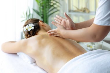 Kafkasyalı kadın müşteri stres önleyici spa masajının keyfini çıkarıyor ve lüks otel ya da oteldeki gündüz açık ortam güzellik salonunda güzellik teniyle eğleniyor. Sessiz.