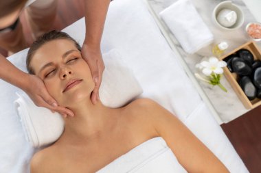 Panorama 'da kadınların stres önleyici kafa masajından ve lüks tatil beldesi veya otel spa salonundaki modern ışık ortamında yüz güzelliği eğlencelerini şımartmaktan hoşlandığı bir manzara var. Sessiz.