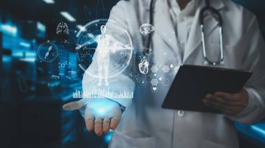 Tablet tutan ve insan anatomisi hologramı tutan yetenekli doktorlara yakın çekim yapın. Teknoloji yeniliklerini kullanarak tüm vücut röntgeni hologramını inceleyen ve kontrol eden bir tıp çalışanı. İyileştirici.